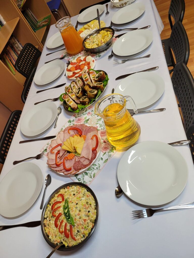 Zdjęcie przedstawia przygotowany stół z potrawami na śniadanie wielkanocne.