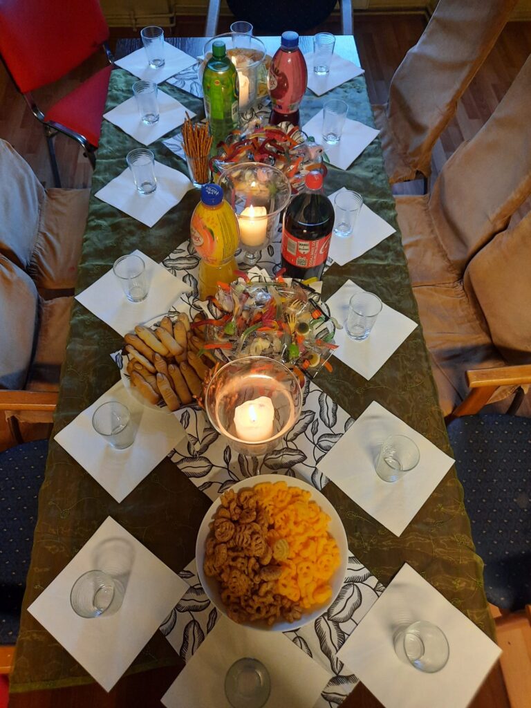 Zdjęcie przedstawia udekorowany stół na Halloween.