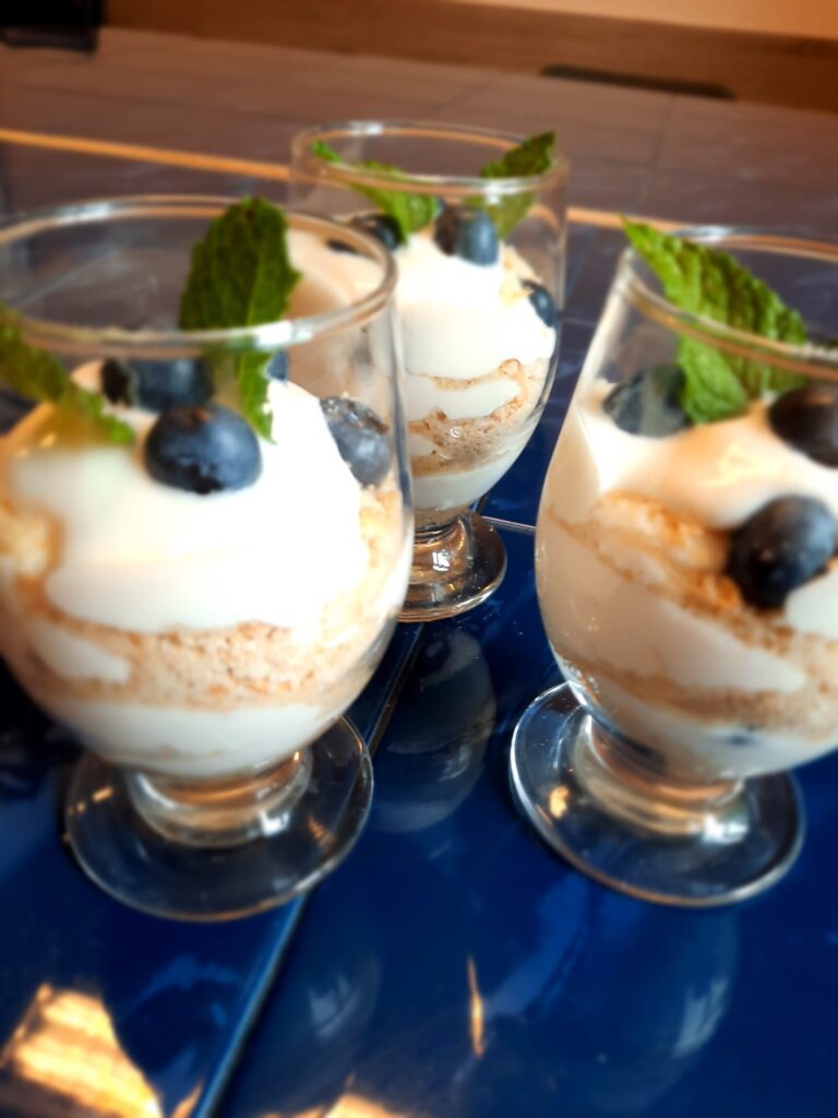 Kolejn deser z borówkami przygotowany przez wychowanków.