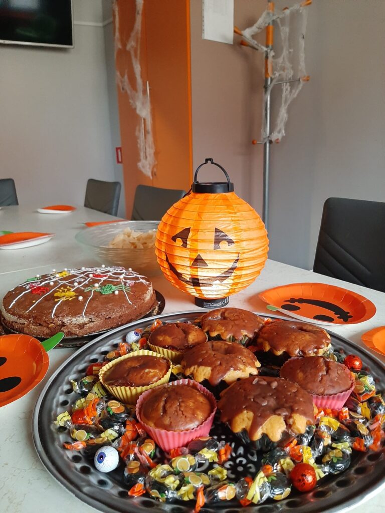 Na zdjęciu przygotowany poczęstunek w formie tortu i babeczek z okazji Halloween.