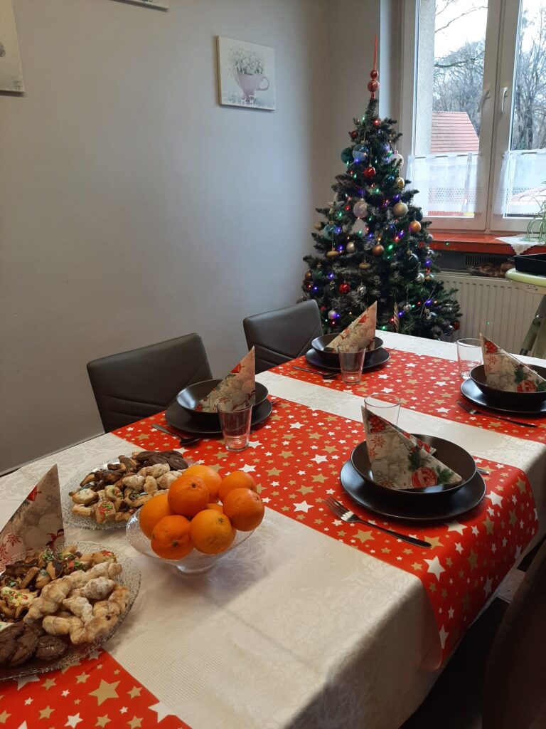 Na zdjęciu udekorowany stół na kolację wigilijną w Powiatowej Placówce Opiekuńczo - Wychowawczej w Wodzisławiu Śląskim.