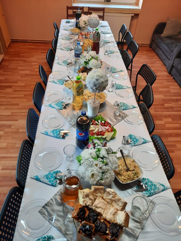 Na zdjęciu udekorowany stół dla wychowanków przyjmujących Sakrament Bierzmowania.