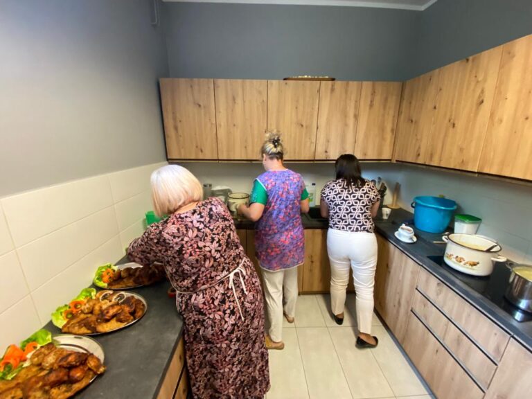 Wychowawcy w kuchni przygotowujący potrawy z okazji uroczystości przyjęcia Pierwszej Komunii Świętej.