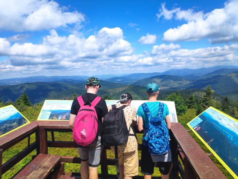 Wychowankowie podziwają krajobraz górski.