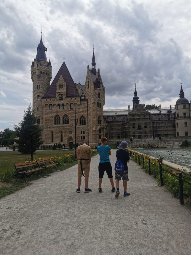 Na zdjęciu chłopcy podczas wycieczki do Zamku w Mosznej.