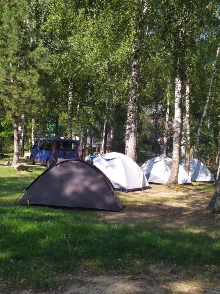 Na zdjęciu pole namiotowe.