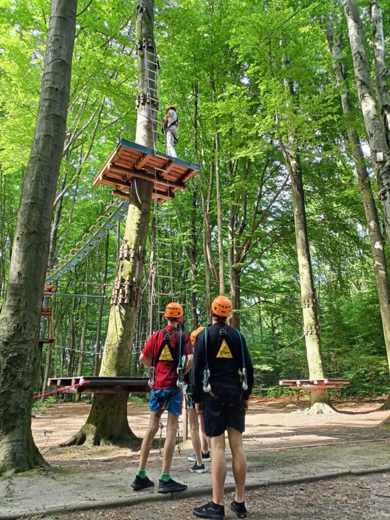 Wychowankowie w parku linowym.