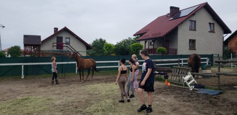 Na zdjęciu wychowankowie podczas odwiedzin stadniny konnej.