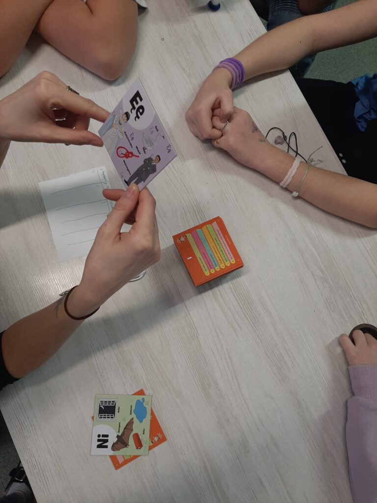 Wychowankowie spędzający czas wolny na grach w planszówki.