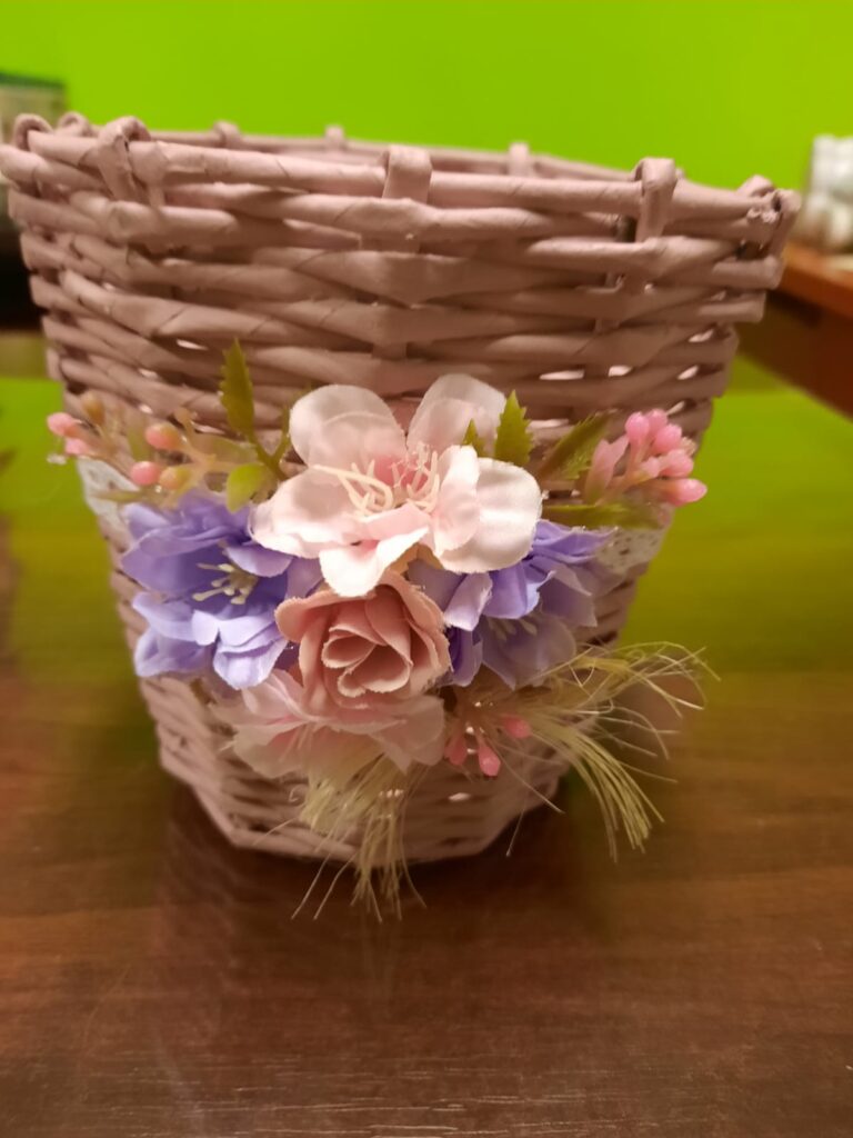 Koszyk wykonany z papierowej wikliny.