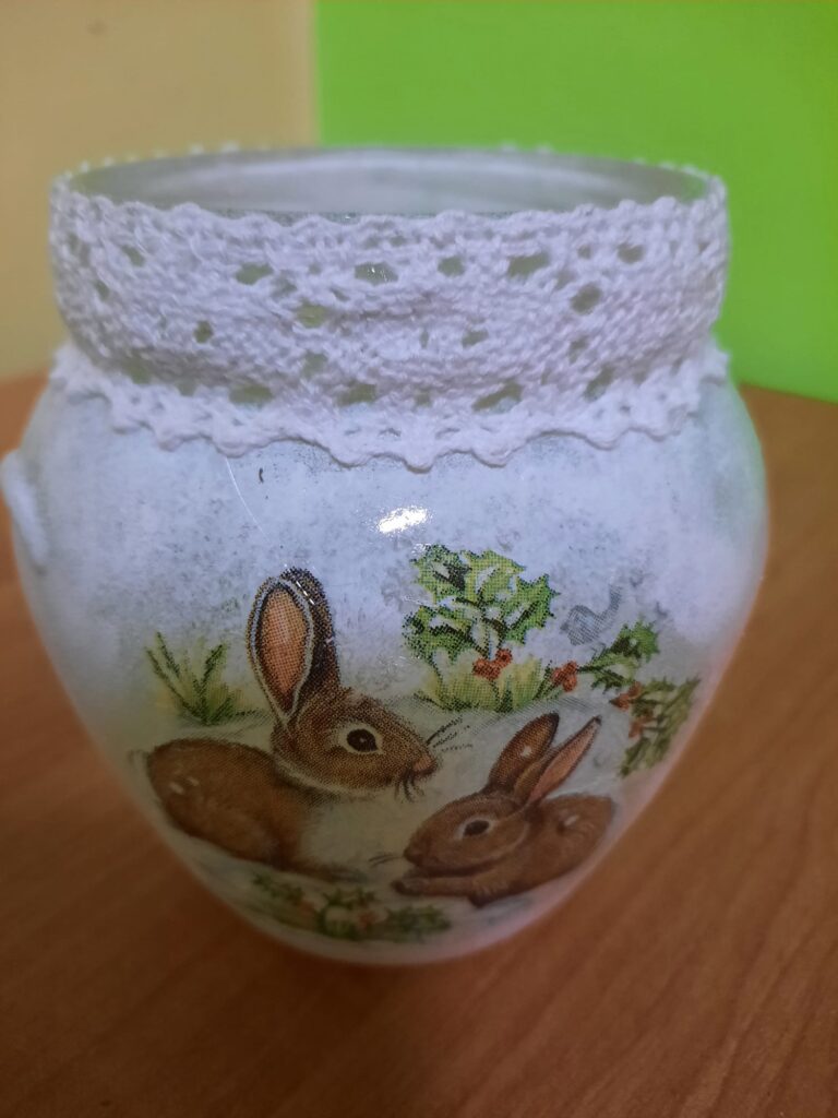 Na zdjęciu słoik ozdobiony metodą decoupage o tematyce Świąt Wielkanonych.