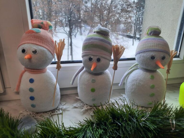 Na zdjęciu wykonane bałwanki na zajęciach plastycznych.