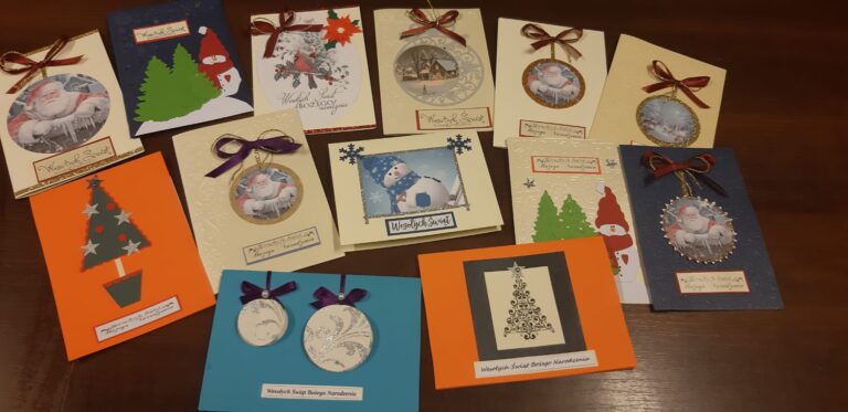 Na zdjęciu wykonane kartki świąteczne, które wysłano do przyjaciół placówek.