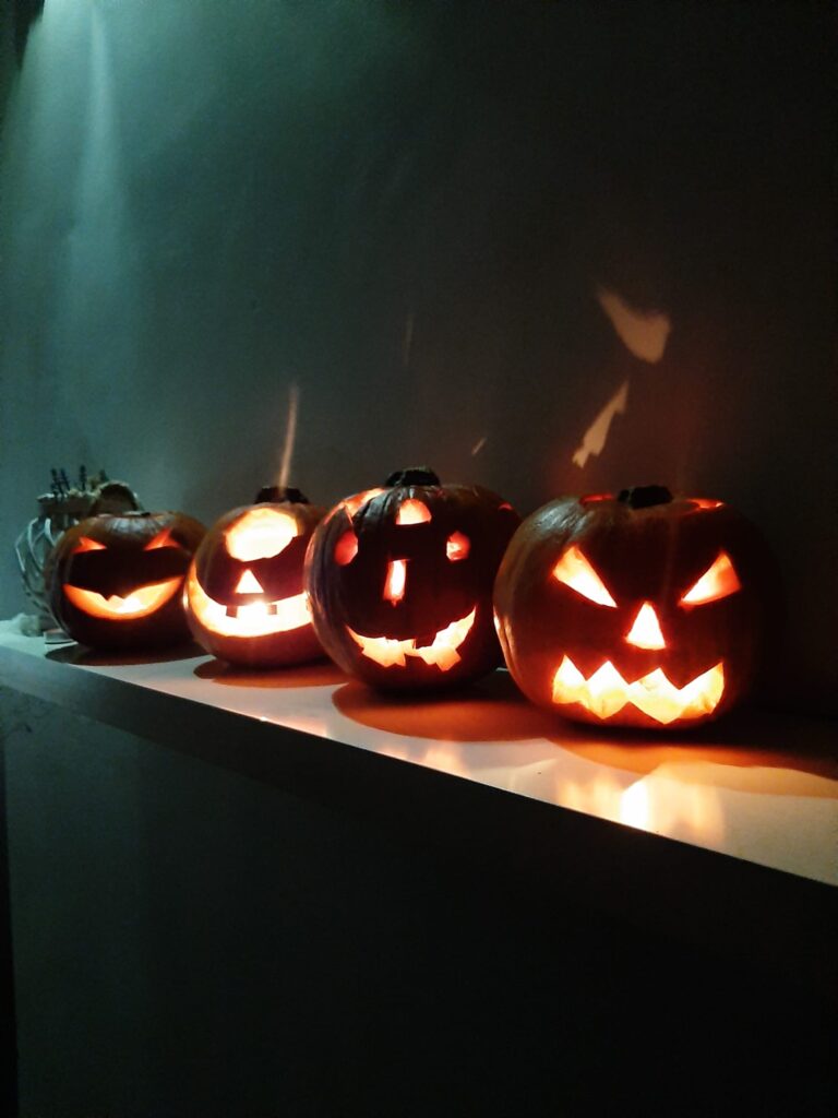 Na zdjęciu świecące dyn wykonane w ramach konkursu na Halloween.