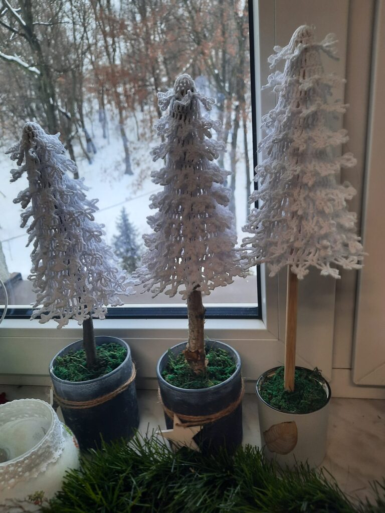 Na zdjęciu wykonane szydłkowe choinki w ramach prezentu dla sponsorów.